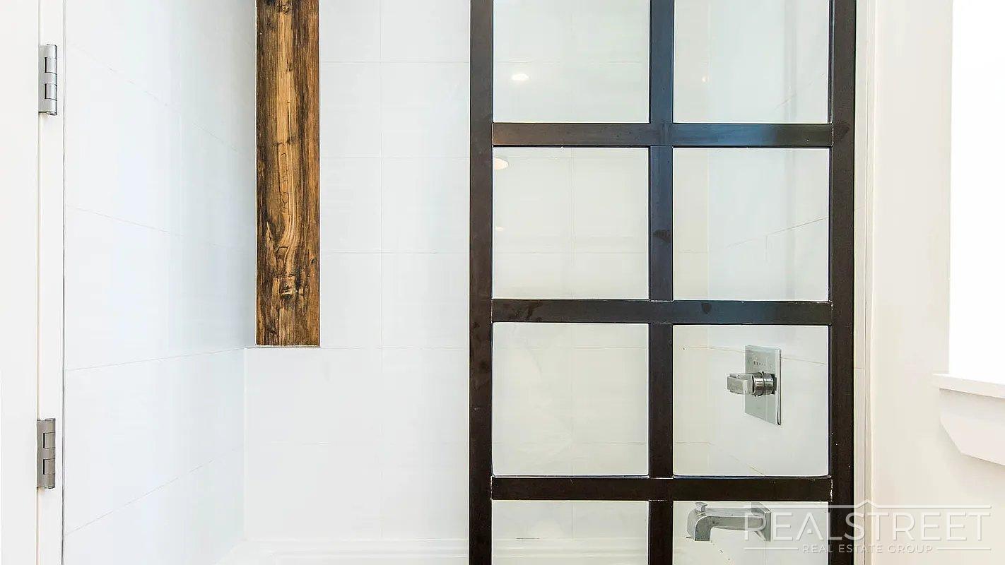 Building Photo - Monitor Street