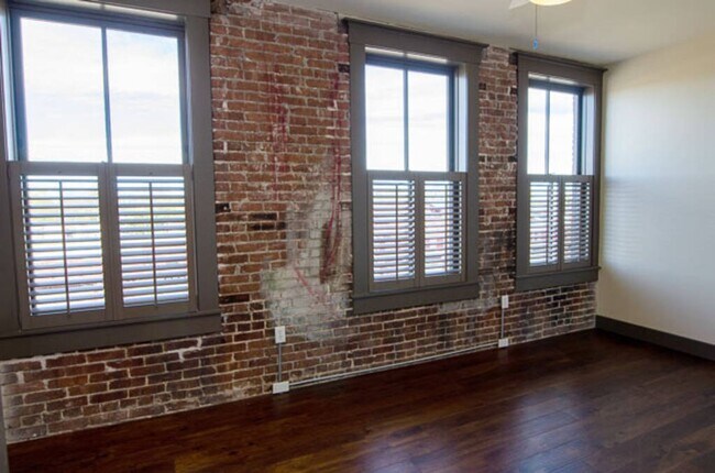Building Photo - C Street Loft Available Mid August
