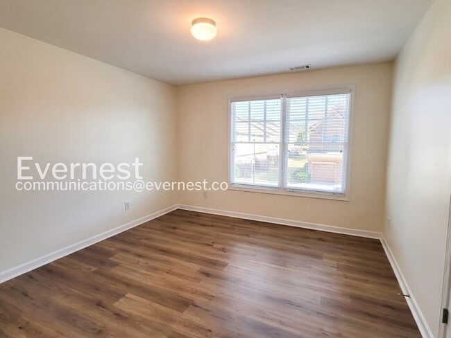Building Photo - 3 Bed/2.5 Bath Townhome with Modern Amenities