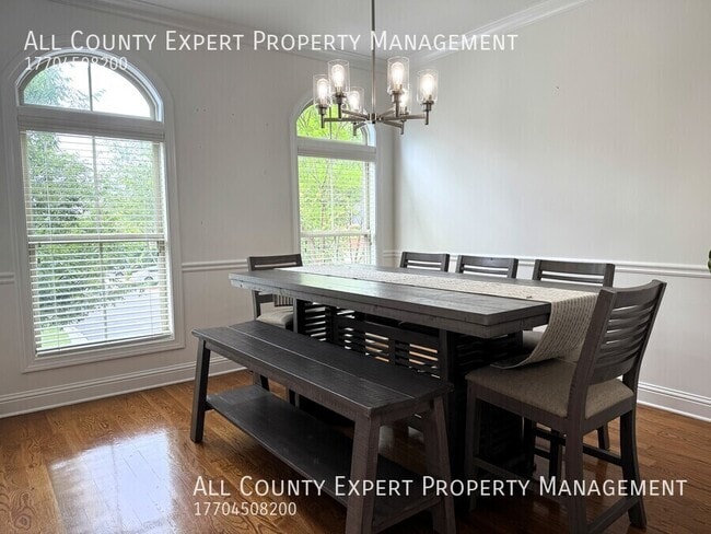 Building Photo - 4858 Lamoyne Ln