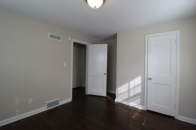 Building Photo - April FREE On This 1 Bedroom 1 Bath Duplex in Navy Hill Area in Olathe
