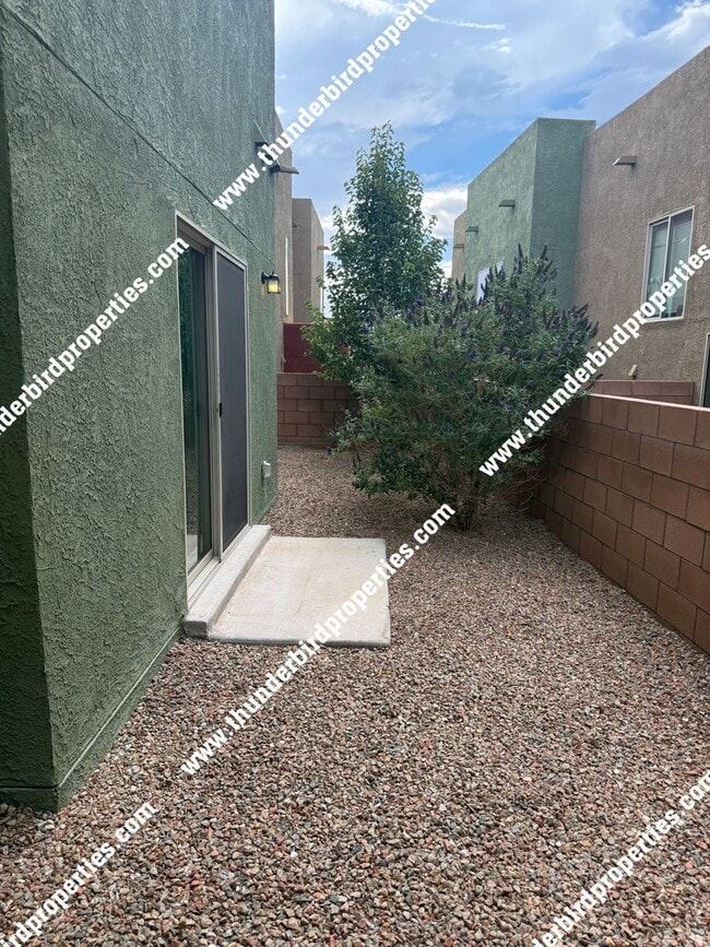 Building Photo - 1523 Borrego Dr SE