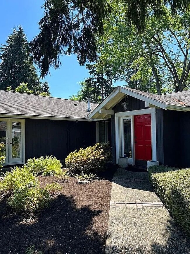 Building Photo - Medina Home