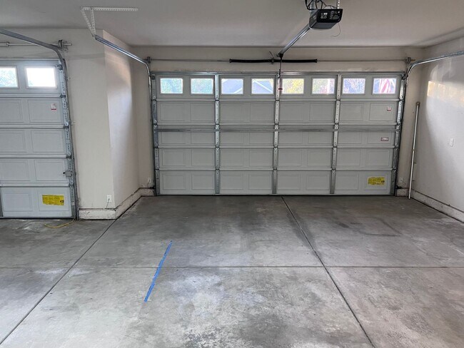 Building Photo - 3 bedroom, 2.5 bathroom home in great Neig...