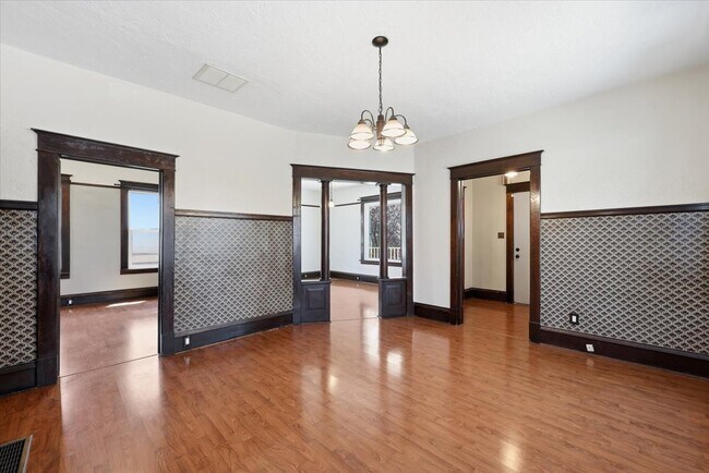 Building Photo - 1903 E Glass Ave