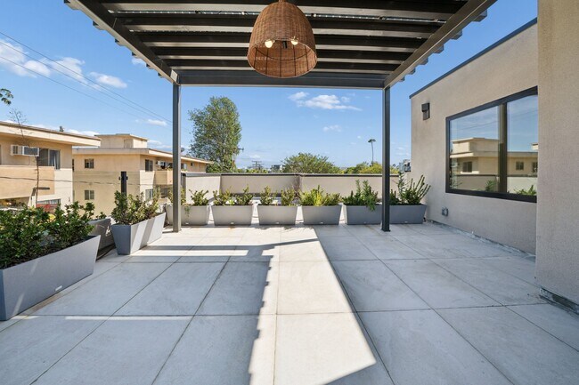 Building Photo - 652 Huntley Dr