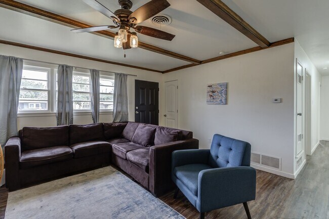 Building Photo - Charming Updated 3 Bedroom