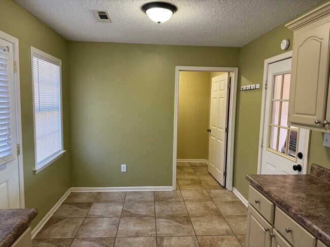 Breakfast area - 3550 Woodland Dr