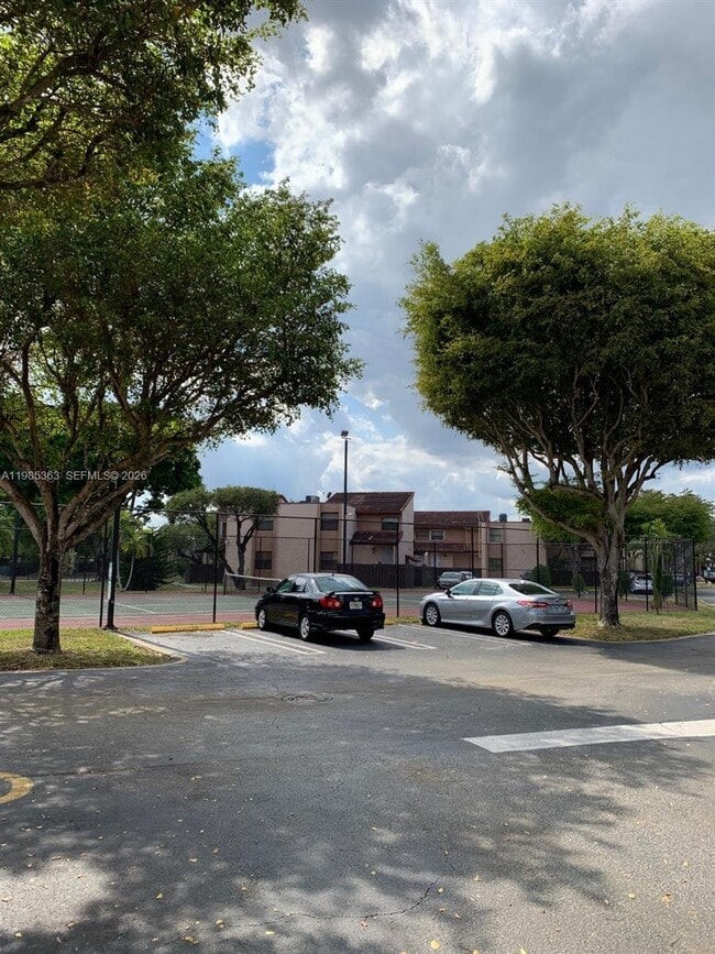 Building Photo - 425 W Park Dr