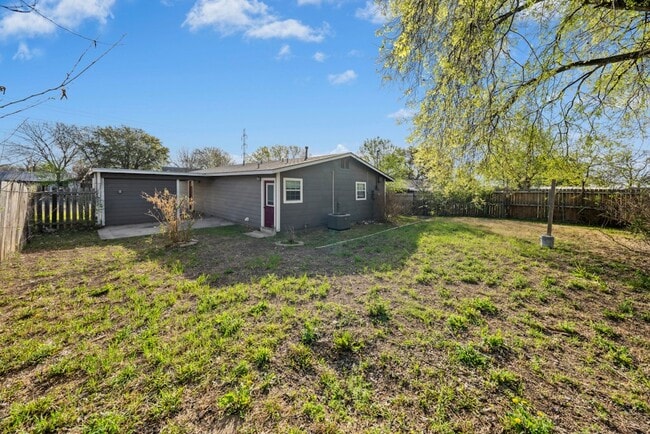 Building Photo - 915 Stonegate Dr
