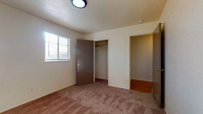 Building Photo - UPTOWN 3 Bedroom +Office  2 Bath with Garage