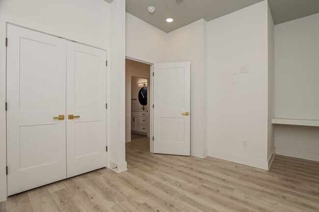 Building Photo - 120 E Magnolia Ave