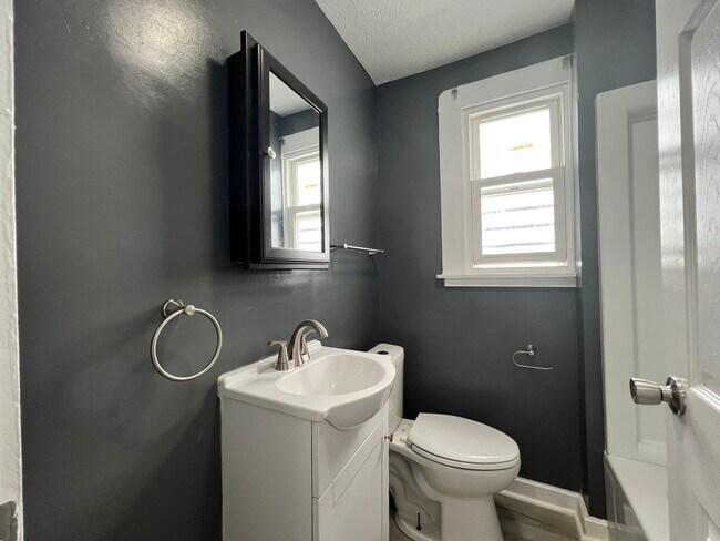 Bathroom - 1413 Margaret St