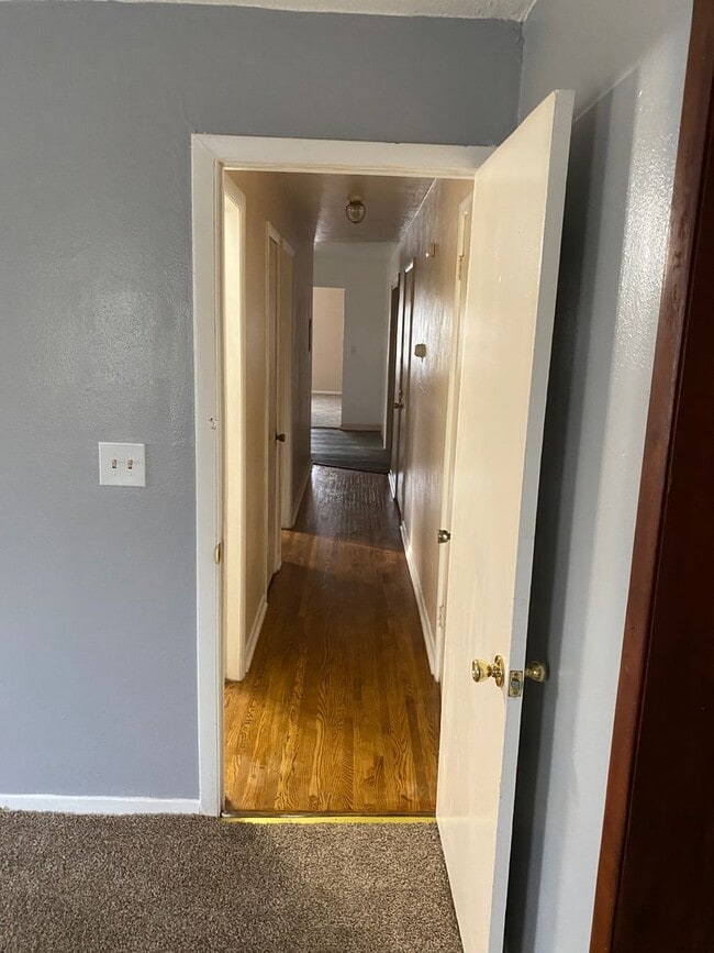 Building Photo - Spacious Two Bedroom Apartment