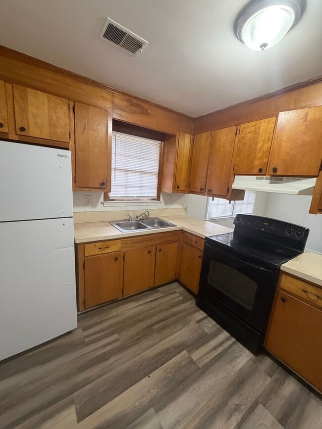 Building Photo - 3 Bedroom available