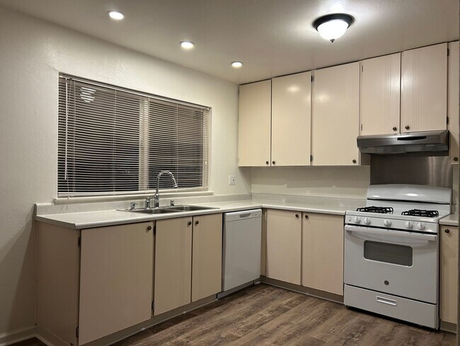 Building Photo - 8419 Lakewood Ave