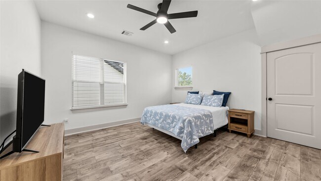 Building Photo - 517 Moore St