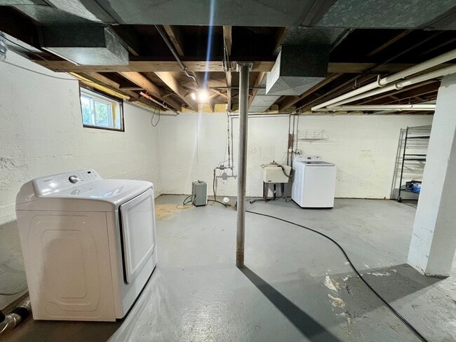 Building Photo - Large 3 Bed 2 Bath Single Family Home in M...