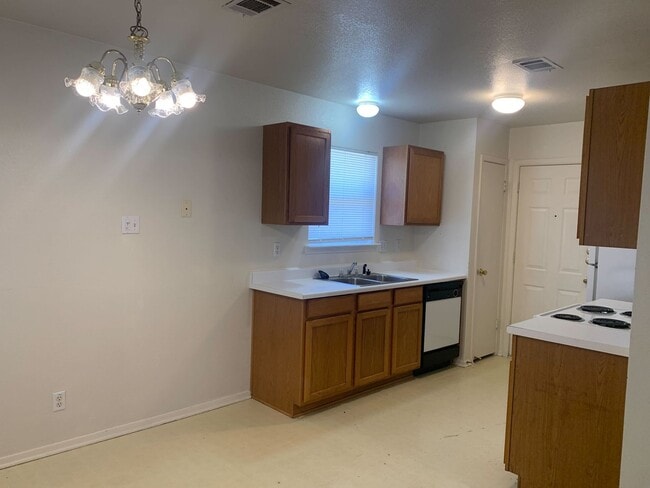 Building Photo - 3 Bdrm 1.5 Bath 1 Car Garage