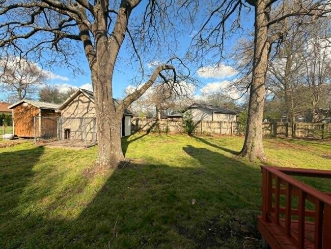 Building Photo - COMING SOON: COMFORT MEETS STYLE IN THIS SPACIOUS BEAUTIFUL 3 BEDROOM / 2 BATHROOM WITH XTRA ROOM...