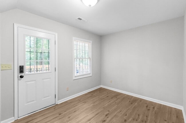 Building Photo - Spacious 2-Story Home with Finished Basement!