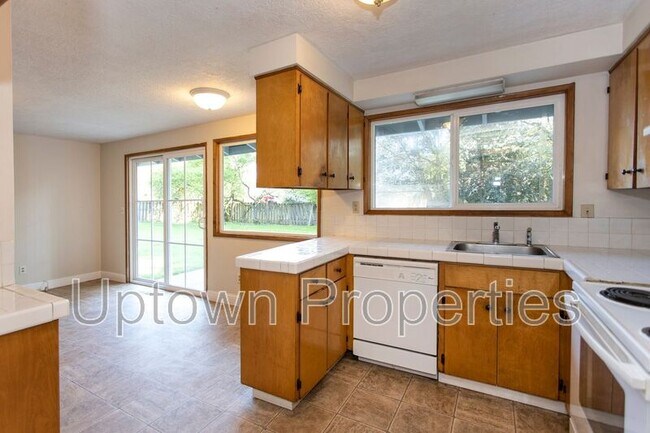 Building Photo - 9370 SW Killarney Ln