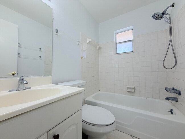 Building Photo - 2704 Knight Ln