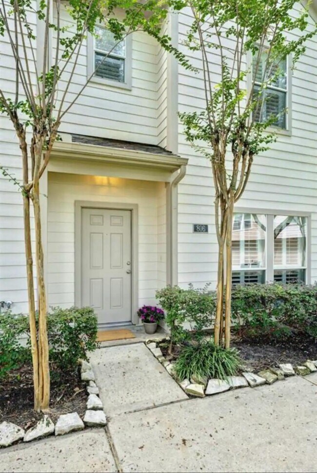 Exterior - 806 W Heights Hollow Ln