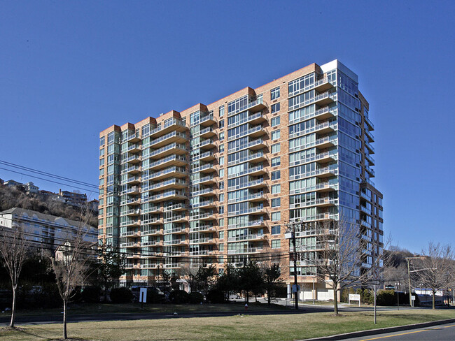 Building Photo - 715 Hudson Park