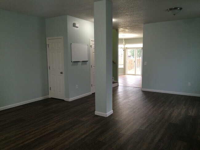 Building Photo - Large Home for Rent in Sage Point Service Area