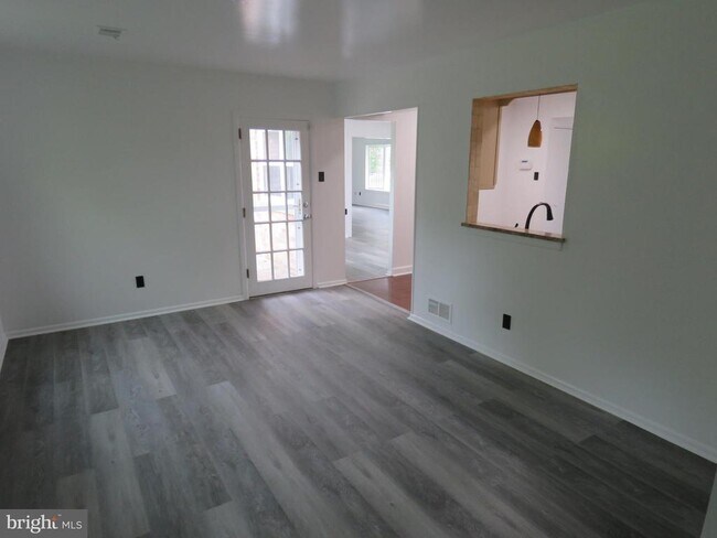 Building Photo - 6261 Patrick Henry Ct