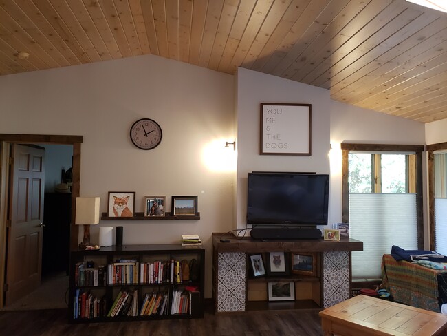 Living room, vaulted ceilings - 7 Willowbrook Close