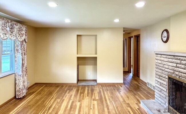 Building Photo - 715 Joyful St