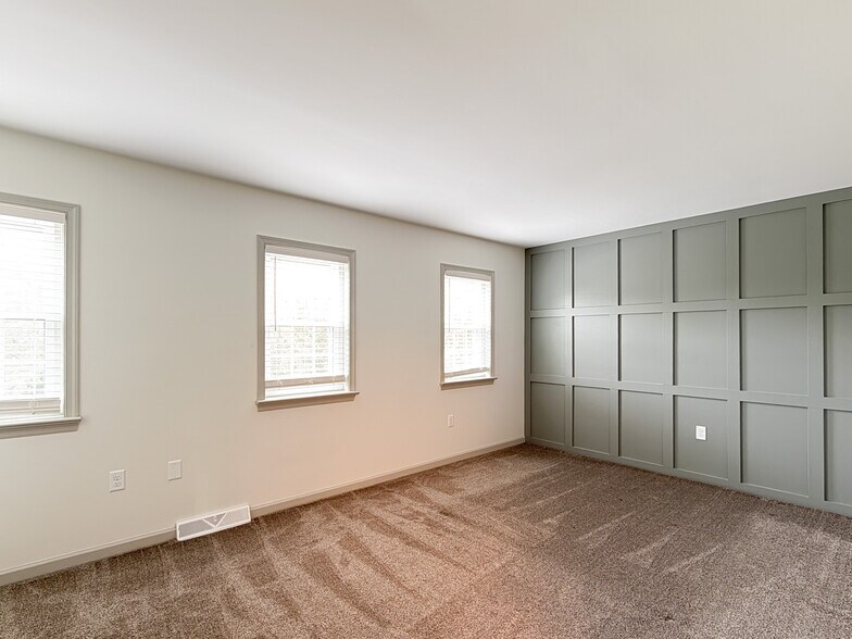 Building Photo - 425 Deerfield Dr