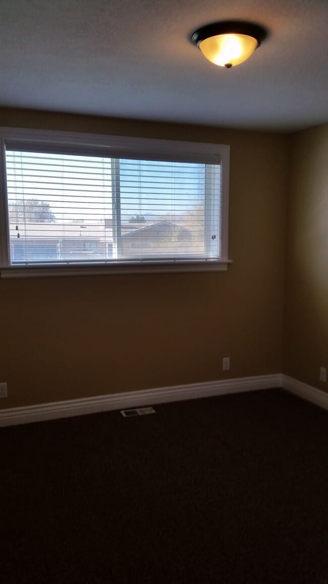 Building Photo - 5787 Lakeside Dr