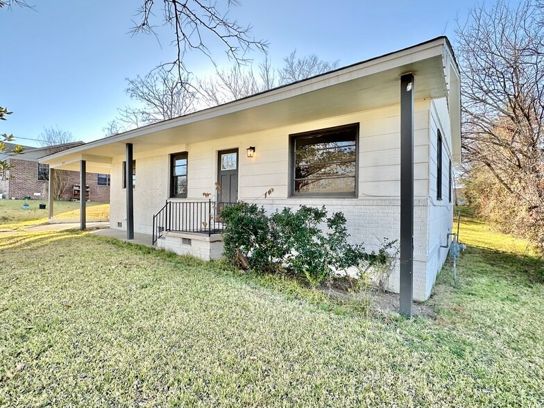 Stoop - 922 Lynden Blvd