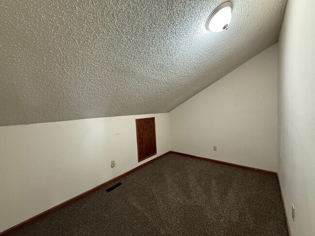 Building Photo - 2 story townhome on Hilaman golf course!