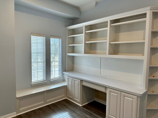 Building Photo - 928 Falcon Dr