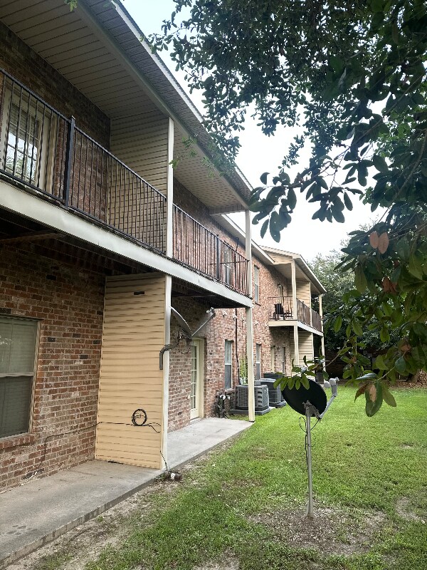 Building Photo - 828 Meadow Bend Dr