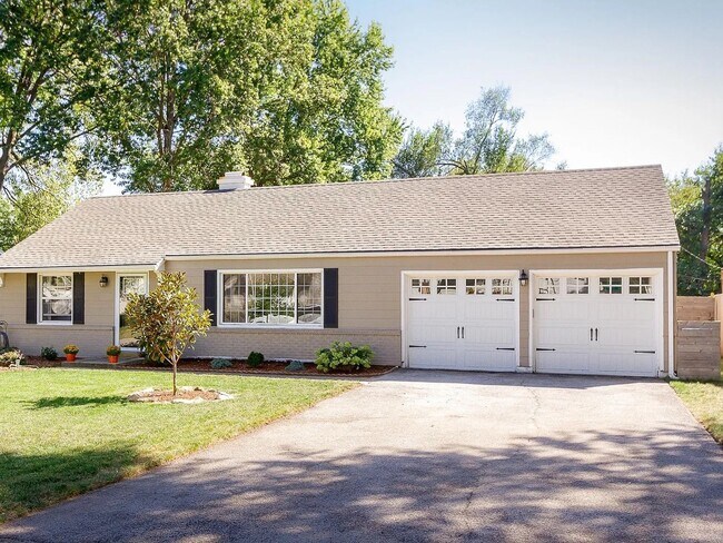 Building Photo - Gorgeous 3 Bedroom 2 Bathroom in Prairie V...