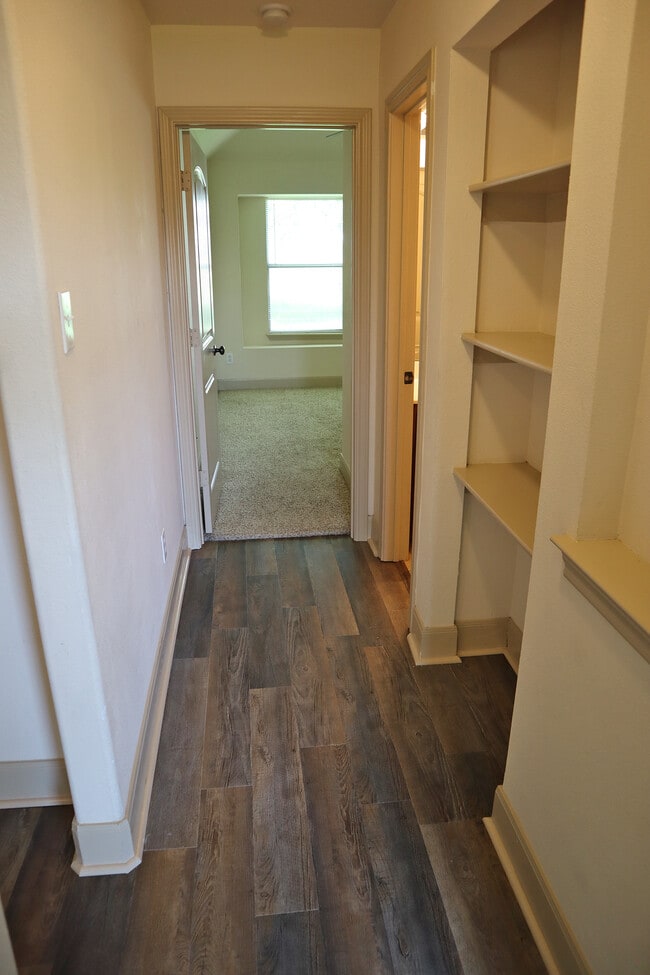 Building Photo - 1705 Hickory Dr
