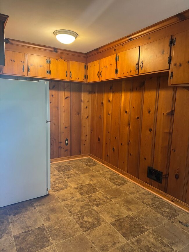 Building Photo - Fantastic Location & Price