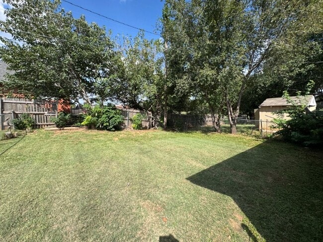Building Photo - 2 bed, 2 baths and a 2 car garage duplex f...