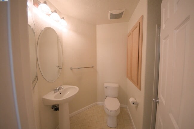 Building Photo - 1612 Marina Way