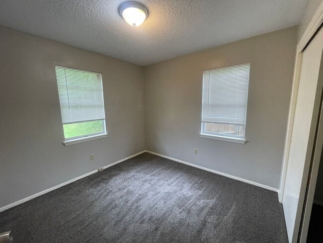 Building Photo - Don't Miss Out On This Swan Lake Beauty!