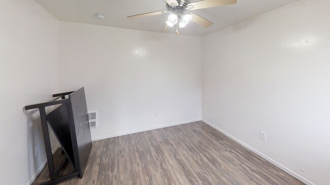 Building Photo - 8BD/3BA, Large Yard w/ Turf!