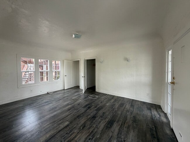 Building Photo - Mid-City 2 Bedroom 1 Bath Gem