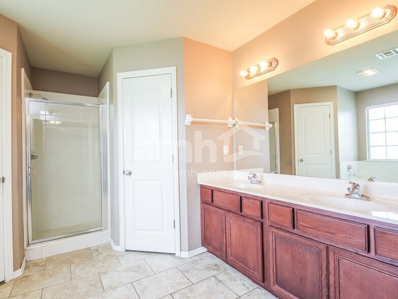 Building Photo - 1606 W Vicksburg Pl