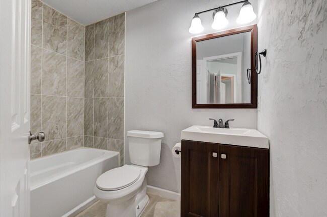 Building Photo - 812 Peregrine Dr