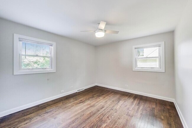 Building Photo - 950 N Haddow Ave